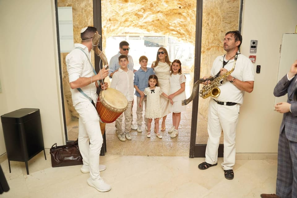 שני נגנים עם סקסופון ותוף מלווים משפחה באירוע בר מצווה