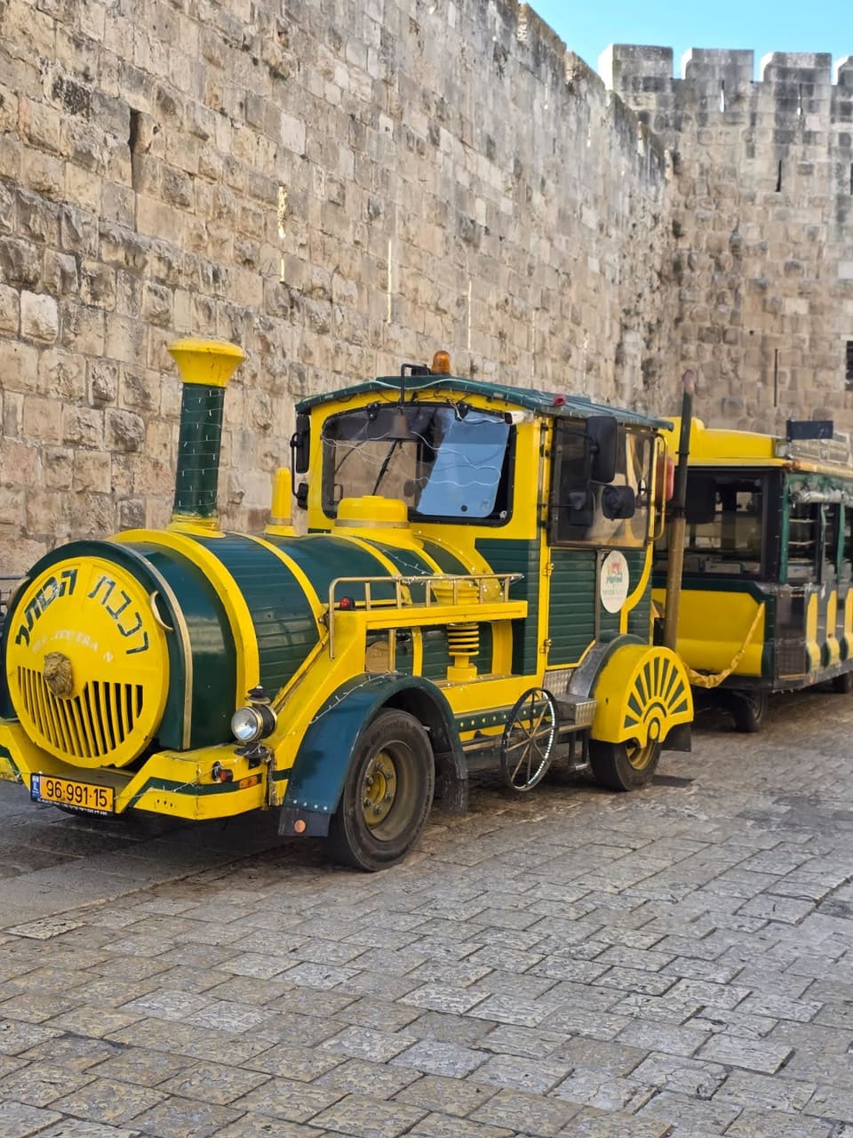 רכבת הכותל הצהובה ליד חומות העיר העתיקה