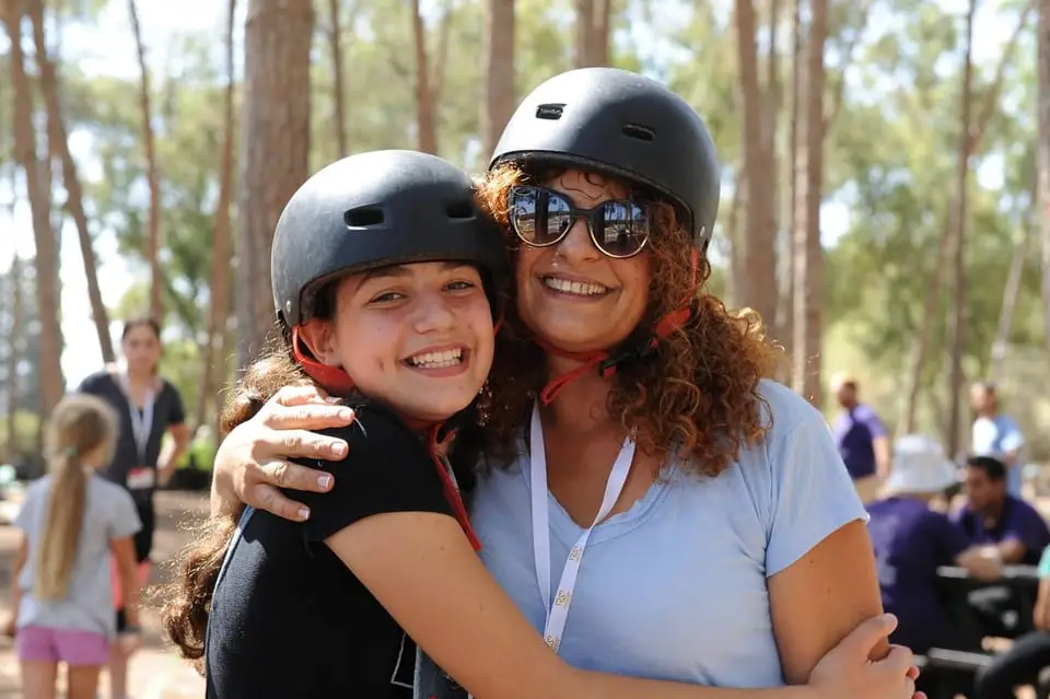 אמא ובת מחובקות בפעילות של תוכנית בת המצווה לקבוצות