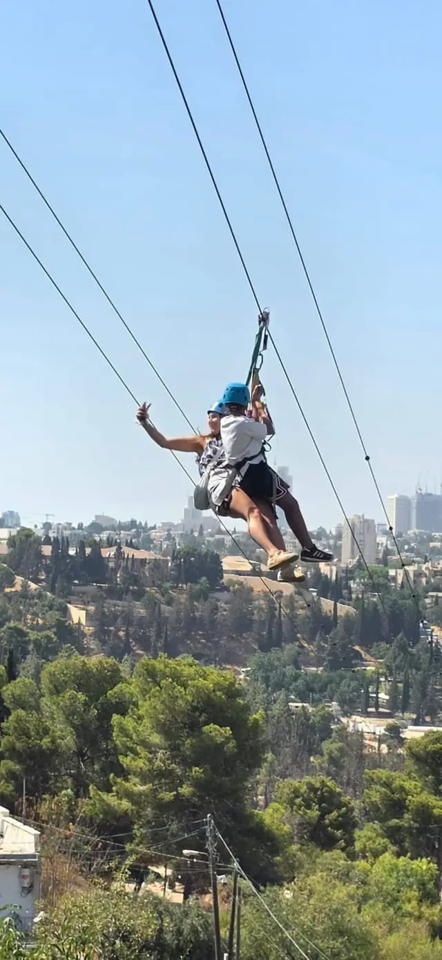 בת מצווה באומגה מול הנוף ביום השיא בירושלים